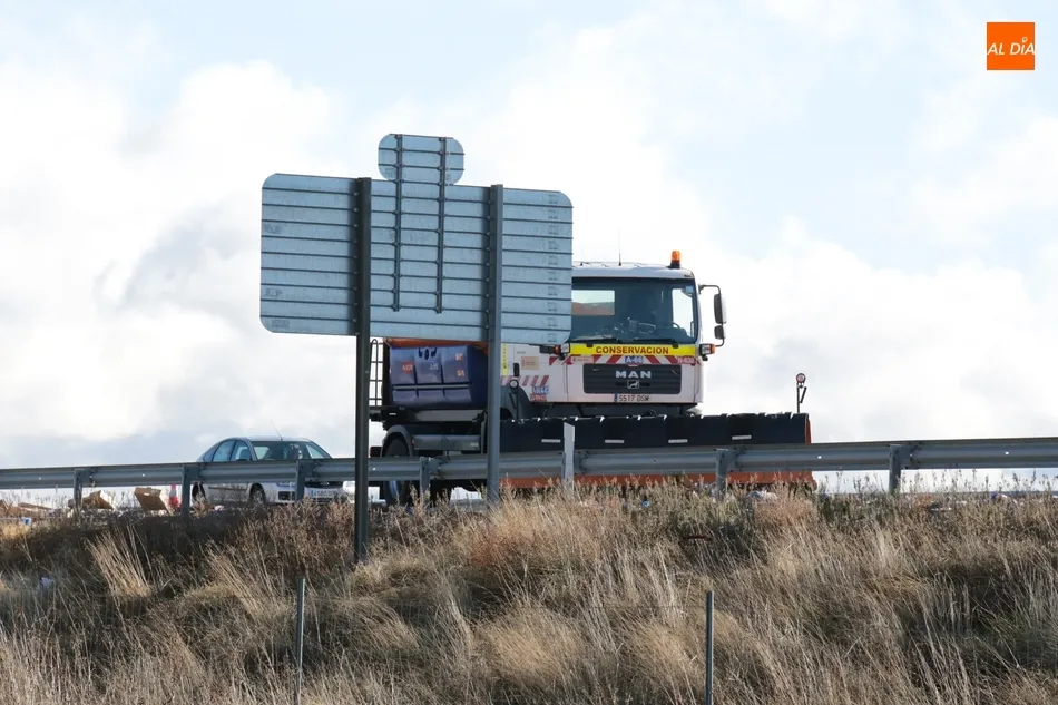 Un camión pierde la carga en la A-62 a la altura de Calzada de Don Diego  