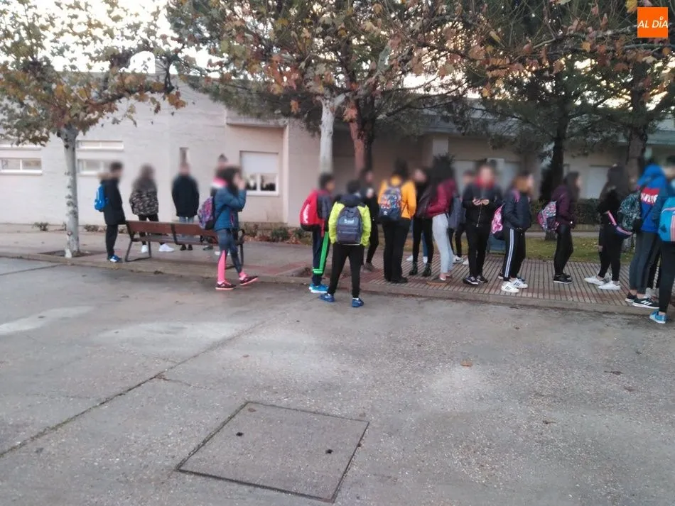 Foto 2 - Plant&oacute;n de los alumnos de Villoria del IES Senara: 32 plazas de autob&uacute;s para 34 personas  