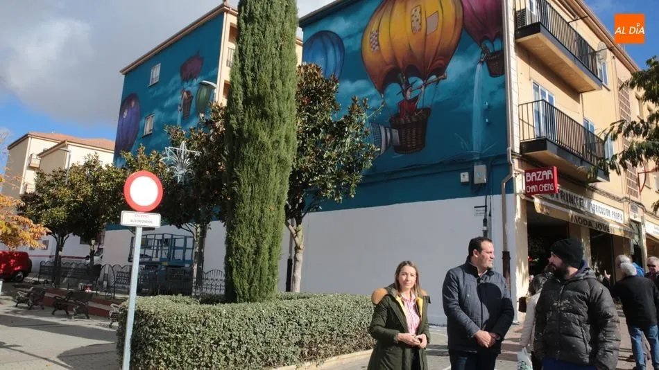 David Mingo, Marta Labrador y el artista han presentado el nuevo mural. Foto: Alberto Martín