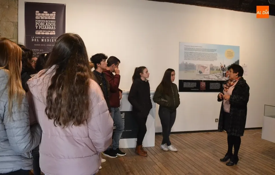 Foto 4 - La exposici&oacute;n de la &eacute;poca visigoda recibe a un nuevo grupo del IES Tierra  