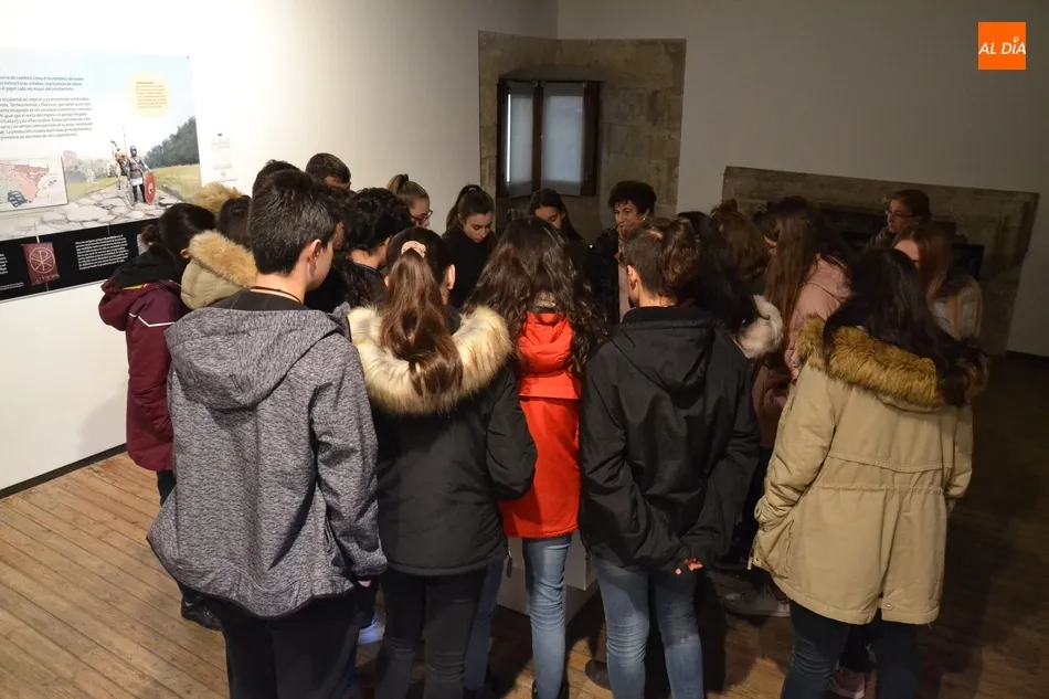 Foto 3 - La exposici&oacute;n de la &eacute;poca visigoda recibe a un nuevo grupo del IES Tierra  