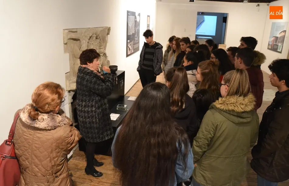 Foto 2 - La exposici&oacute;n de la &eacute;poca visigoda recibe a un nuevo grupo del IES Tierra  
