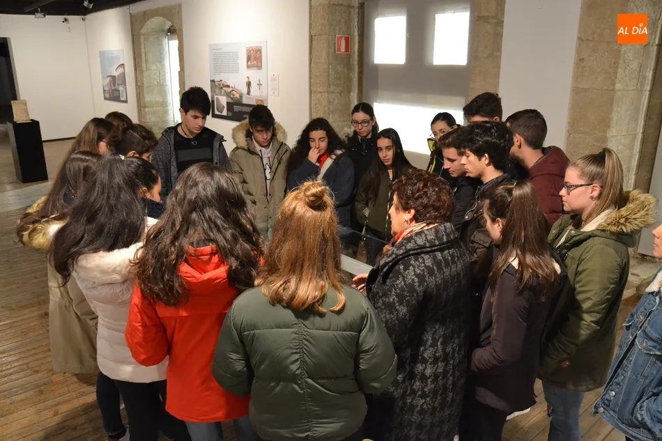 La exposición de la época visigoda recibe a un nuevo grupo del IES Tierra  