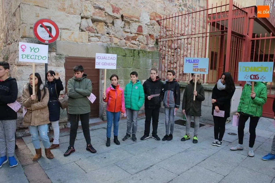Foto 10 - Alumnos del Fray Luis de Le&oacute;n se suman a los actos Contra la Violencia de G&eacute;nero del Colegio de...