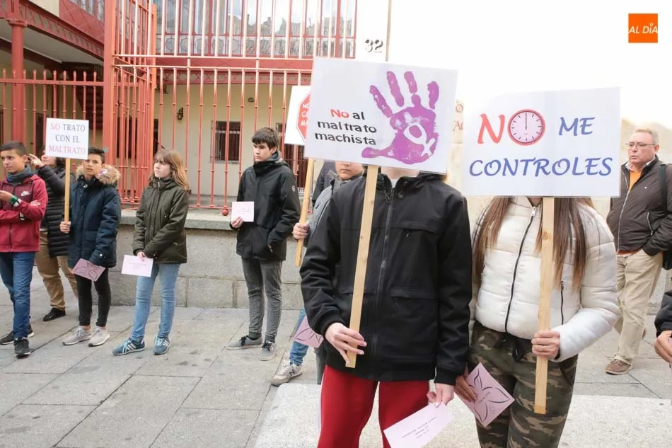 Foto 7 - Alumnos del Fray Luis de Le&oacute;n se suman a los actos Contra la Violencia de G&eacute;nero del Colegio de...