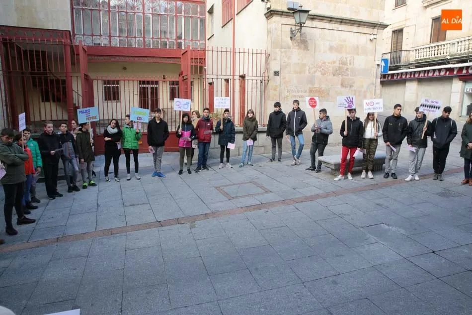 Foto 4 - Alumnos del Fray Luis de Le&oacute;n se suman a los actos Contra la Violencia de G&eacute;nero del Colegio de...