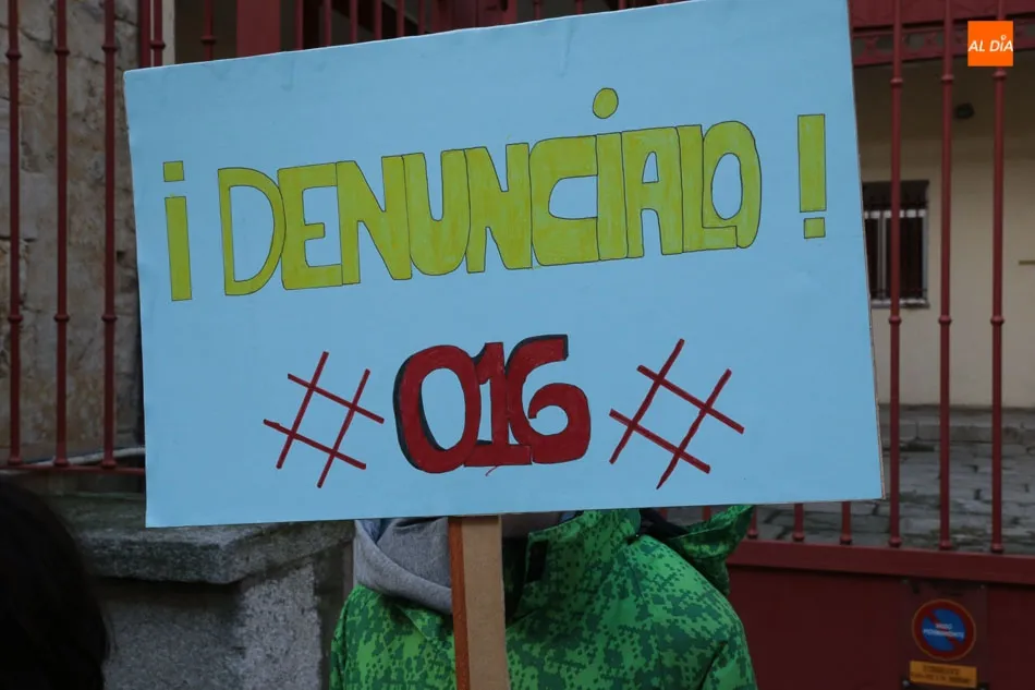 Foto 3 - Alumnos del Fray Luis de Le&oacute;n se suman a los actos Contra la Violencia de G&eacute;nero del Colegio de...