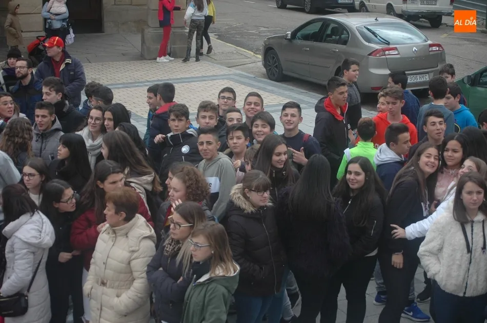 Foto 10 - Profesores y alumnos de los centros educativos de Vitigudino piden el fin de la violencia de...