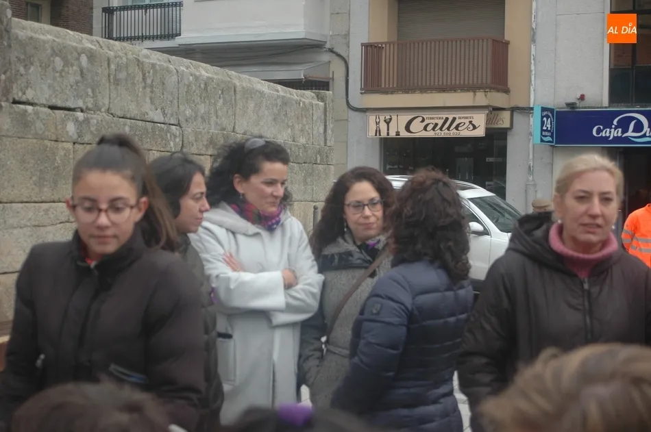 Foto 9 - Profesores y alumnos de los centros educativos de Vitigudino piden el fin de la violencia de...