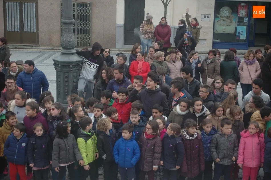 Foto 8 - Profesores y alumnos de los centros educativos de Vitigudino piden el fin de la violencia de...