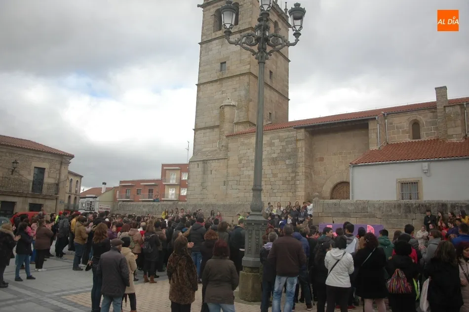 Foto 6 - Profesores y alumnos de los centros educativos de Vitigudino piden el fin de la violencia de...