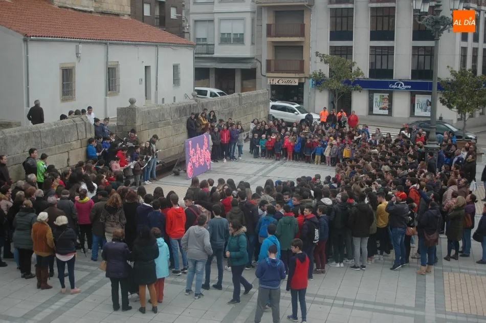 Foto 3 - Profesores y alumnos de los centros educativos de Vitigudino piden el fin de la violencia de...