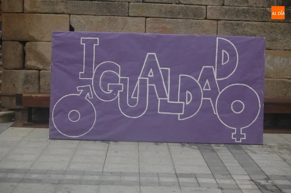 Foto 2 - Profesores y alumnos de los centros educativos de Vitigudino piden el fin de la violencia de...