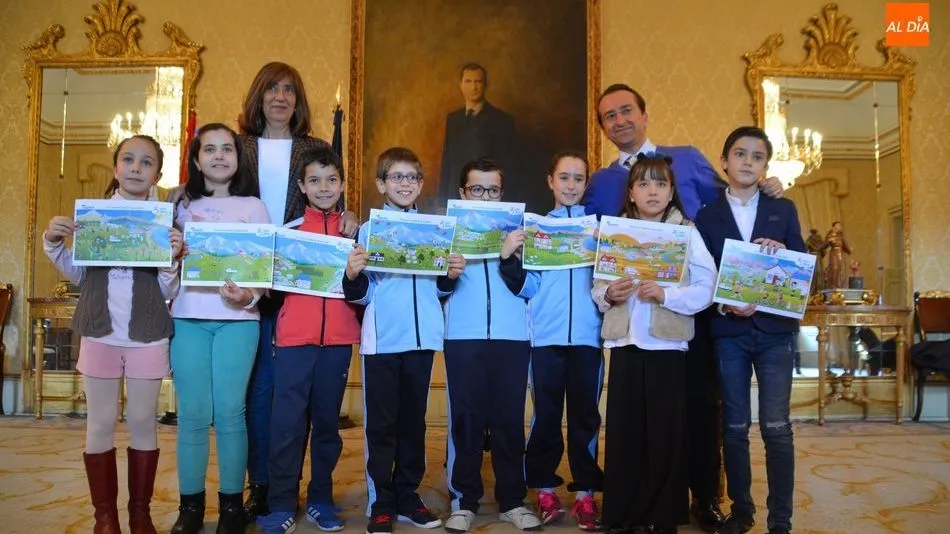 Los ocho finalistas posan junto a sus dibujos/ Foto: Lydia González