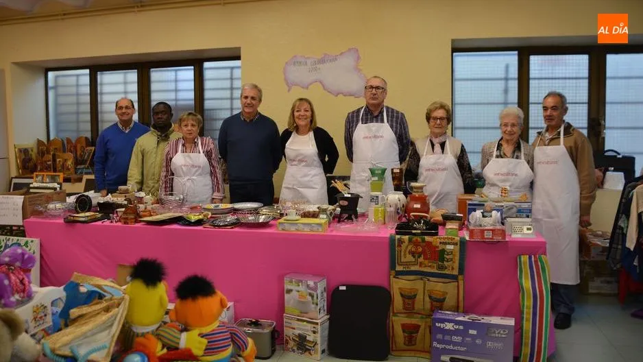 Cristina Klimowitzm concejala de igualdad, juntos a voluntarios del rastrillo/ Foto: Lydia González