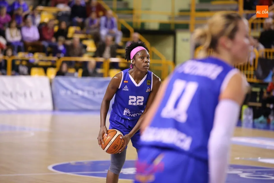 Givens durante un partido con Perfumerías Avenida