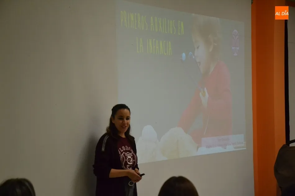 Foto 2 - Lleno en la sesi&oacute;n de la Escuela de Padres y Madres dedicada a los primeros auxilios  