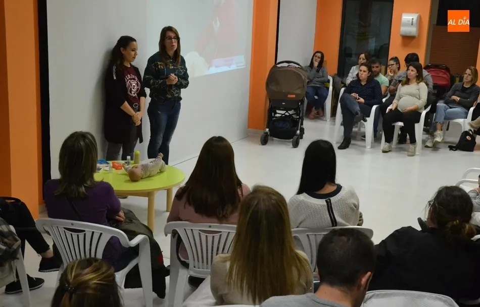 Foto 3 - Lleno en la sesi&oacute;n de la Escuela de Padres y Madres dedicada a los primeros auxilios  