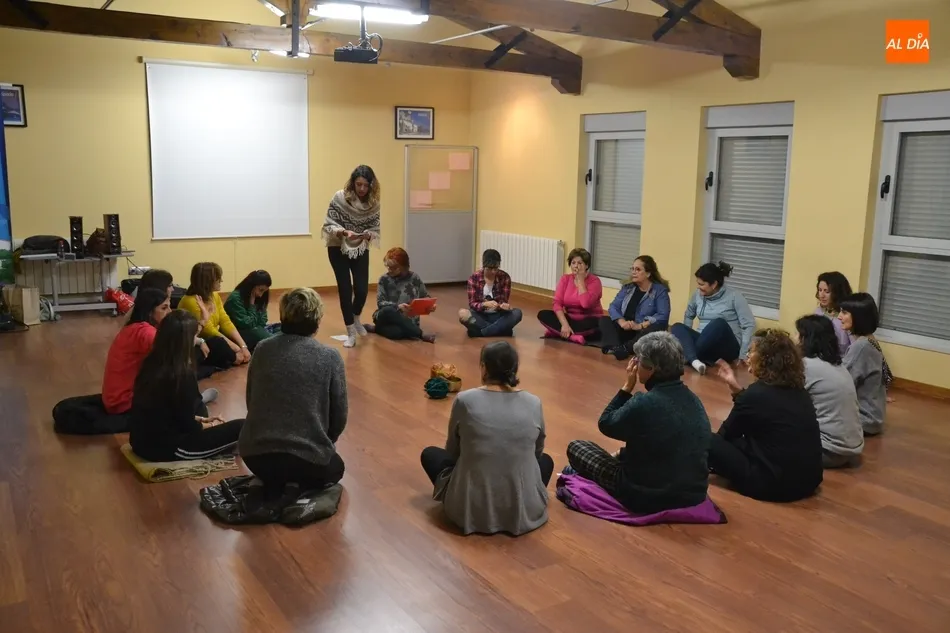 Foto 4 - Una veintena de mujeres participa en el taller de mindfulness y creatividad promovido por Ampli  
