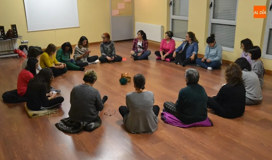 Una veintena de mujeres participa en el taller de mindfulness y creatividad promovido por Ampli  