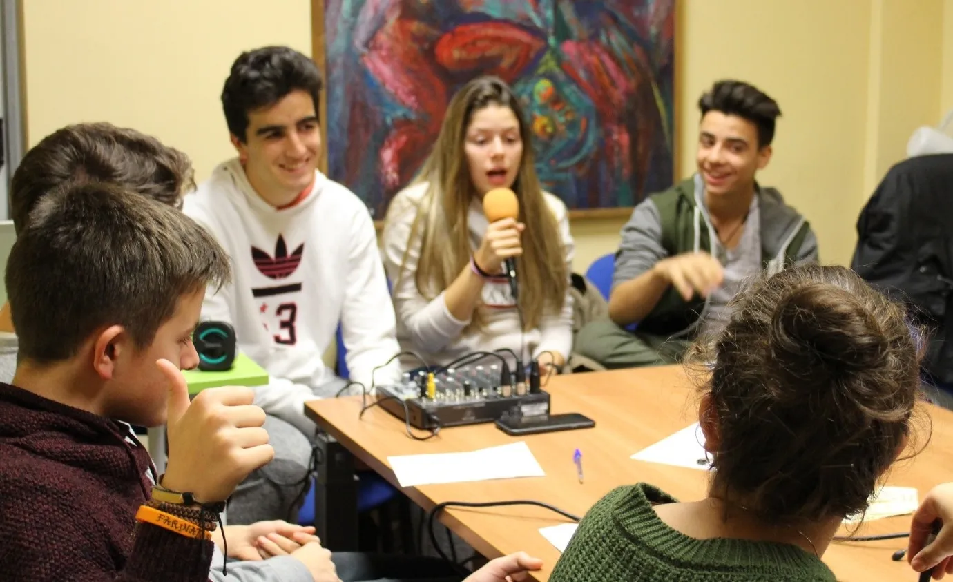 Foto 4 - Los j&oacute;venes de Radio i graban un programa especial con motivo del 25N  