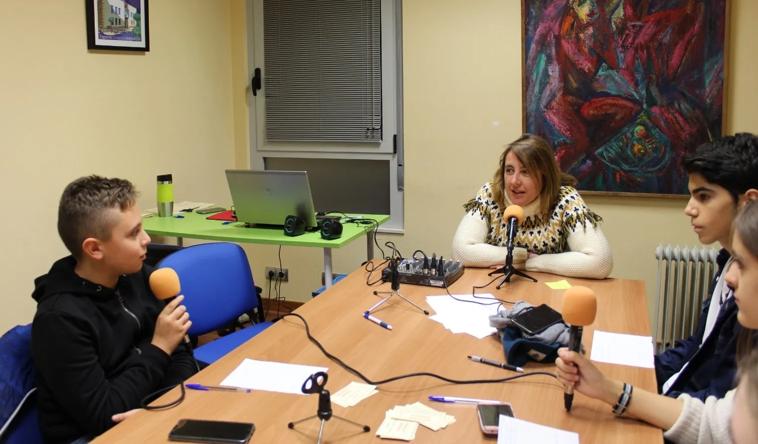 Foto 3 - Los j&oacute;venes de Radio i graban un programa especial con motivo del 25N  
