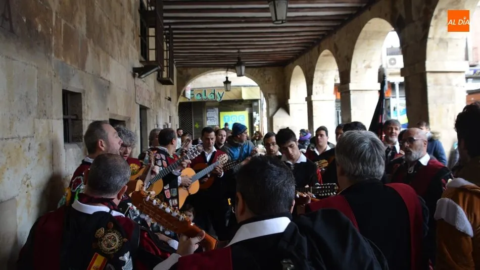 Los tunos, en los soportales de San Antonio. Foto: Lydia González