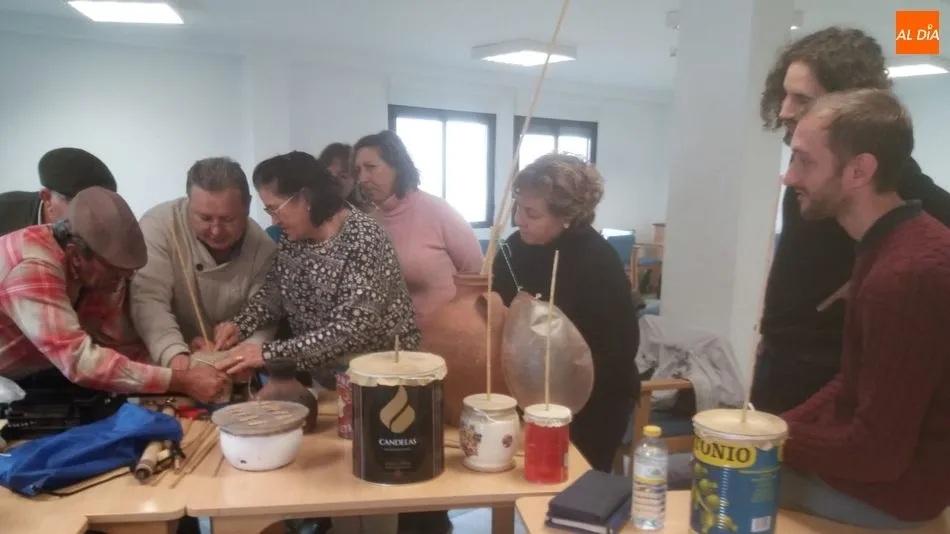 Los participantes se mostraron muy interesados en la elaboración de la zambomba