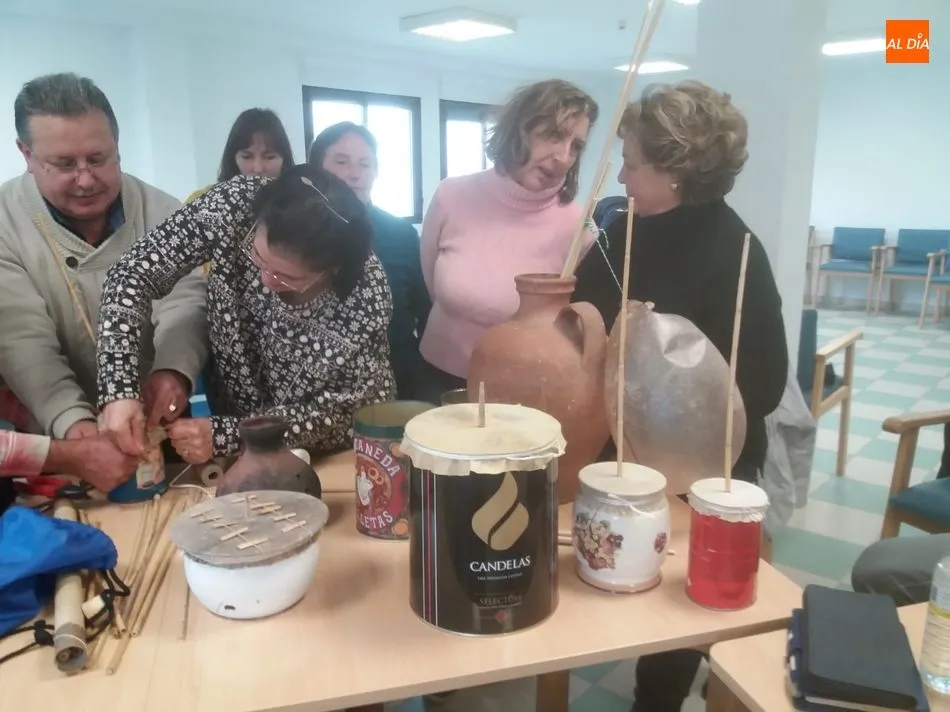 Foto 5 - Villarino de los Aires acoge un interesante taller de zambombas  