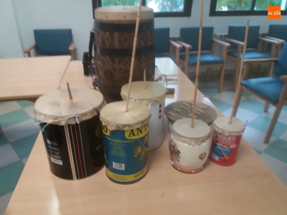 Foto 4 - Villarino de los Aires acoge un interesante taller de zambombas  