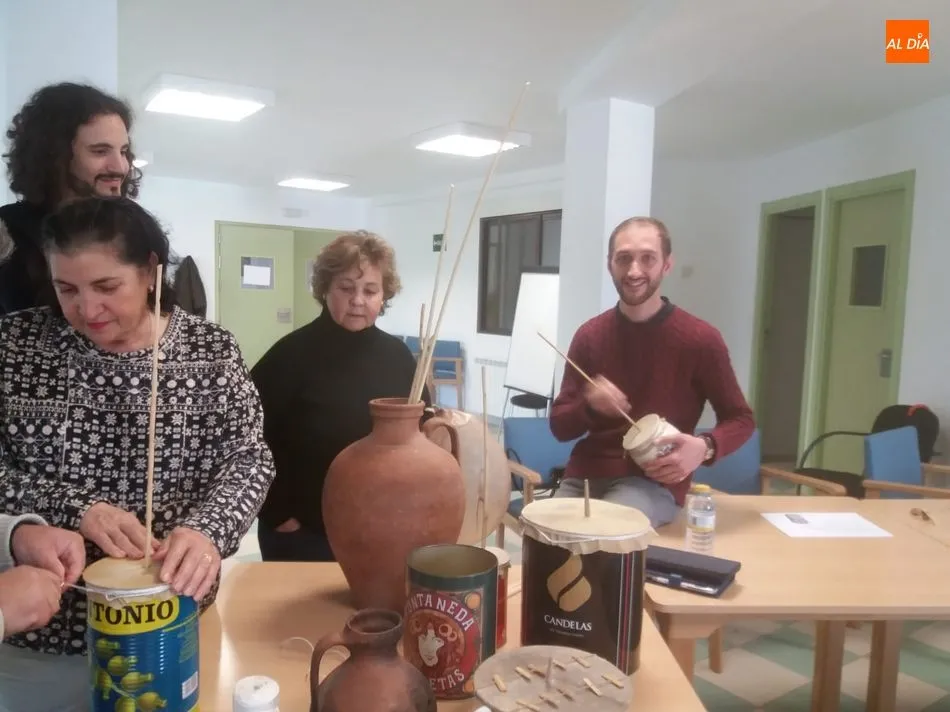 Foto 3 - Villarino de los Aires acoge un interesante taller de zambombas  