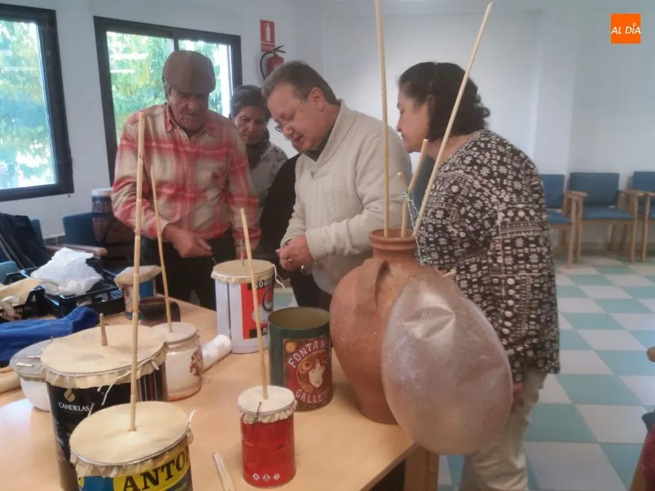 Foto 2 - Villarino de los Aires acoge un interesante taller de zambombas  
