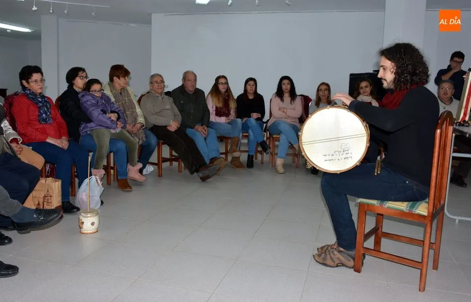 El portugués Tiago Manuel tocando el tamboril en el concierto didáctico / E. Corredera