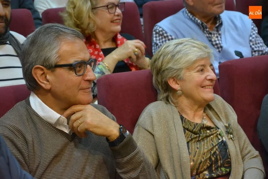 Foto 10 - UGT ameniza la Jornada de Convivencia de Mayores con un espect&aacute;culo de magia  