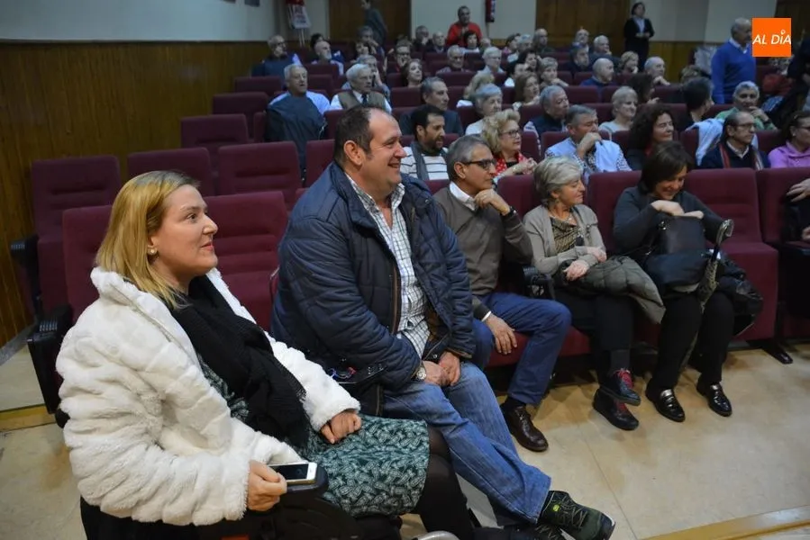Foto 9 - UGT ameniza la Jornada de Convivencia de Mayores con un espect&aacute;culo de magia  