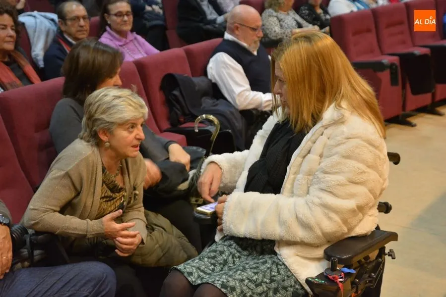 Foto 6 - UGT ameniza la Jornada de Convivencia de Mayores con un espect&aacute;culo de magia  