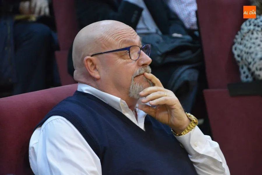 Foto 4 - UGT ameniza la Jornada de Convivencia de Mayores con un espect&aacute;culo de magia  