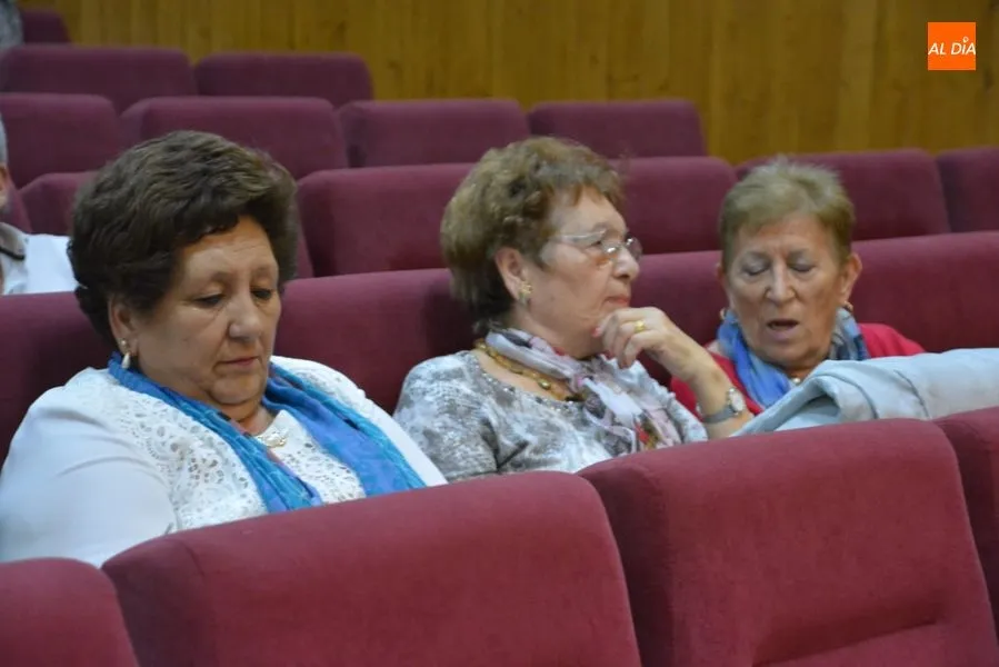 Foto 3 - UGT ameniza la Jornada de Convivencia de Mayores con un espect&aacute;culo de magia  