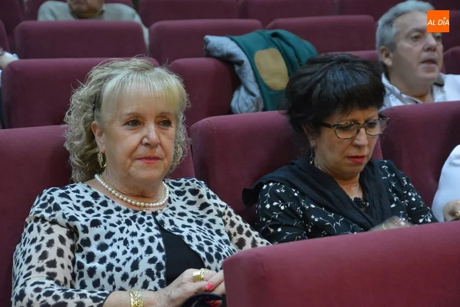 Foto 2 - UGT ameniza la Jornada de Convivencia de Mayores con un espect&aacute;culo de magia  