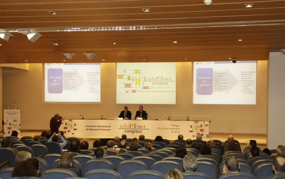 Foto 2 - M&aacute;s de 250 personas asisten al Congreso Internacional de Educaci&oacute;n Financiera de Edufinet  