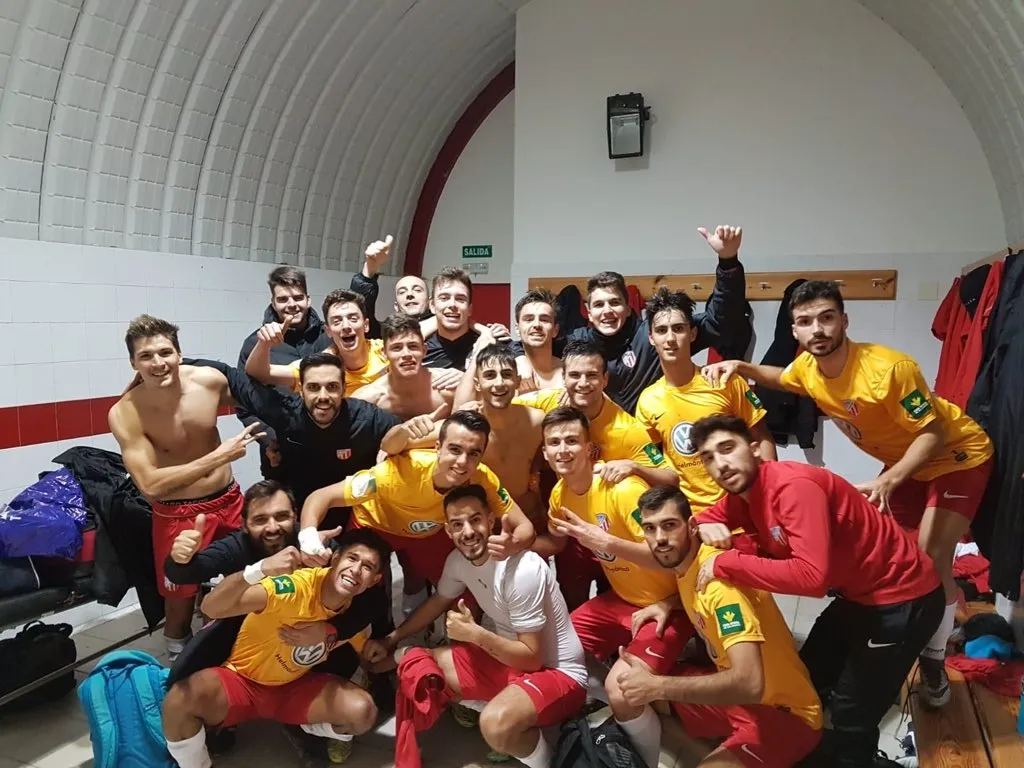 Los jugadores celebran la victoria en el vestuario. Imagen: Twitter UD Santa Marta