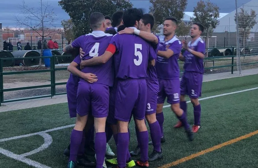 Los jugadores del Ciudad Rodrigo celebrando el gol de Edu Sánchez