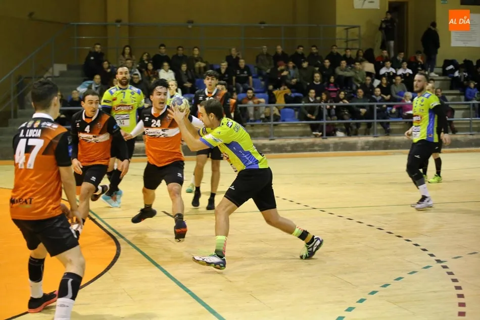 Foto 11 - El Balonmano Ciudad de Salamanca empata (22-22) en un disputado encuentro ante el Cuatro Valles