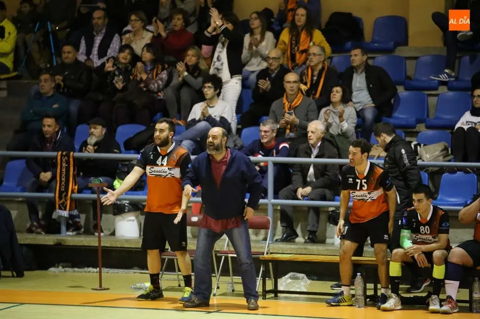 Foto 9 - El Balonmano Ciudad de Salamanca empata (22-22) en un disputado encuentro ante el Cuatro Valles