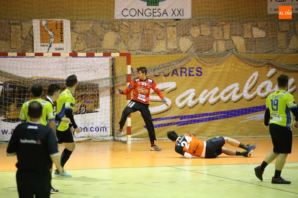 Foto 6 - El Balonmano Ciudad de Salamanca empata (22-22) en un disputado encuentro ante el Cuatro Valles