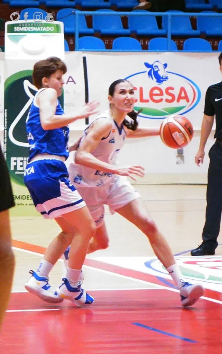 Foto 3 - Perfumer&iacute;as Avenida no acusa el par&oacute;n y pasa por encima del Baxi Ferrol (40-76)