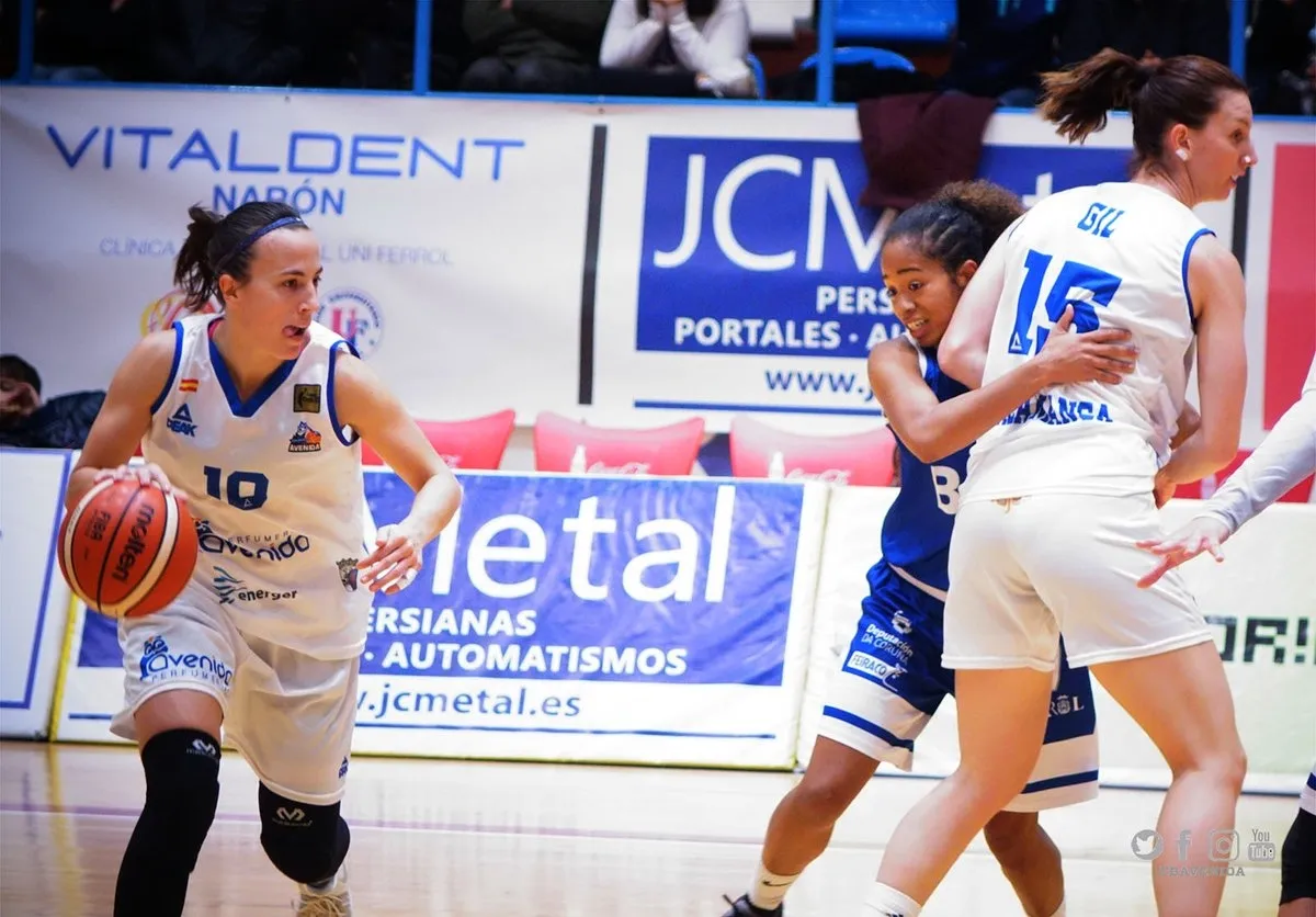 Instantes del partido de Avenida ante el Uni Ferrol. Imagen: Perfumerías Avenida