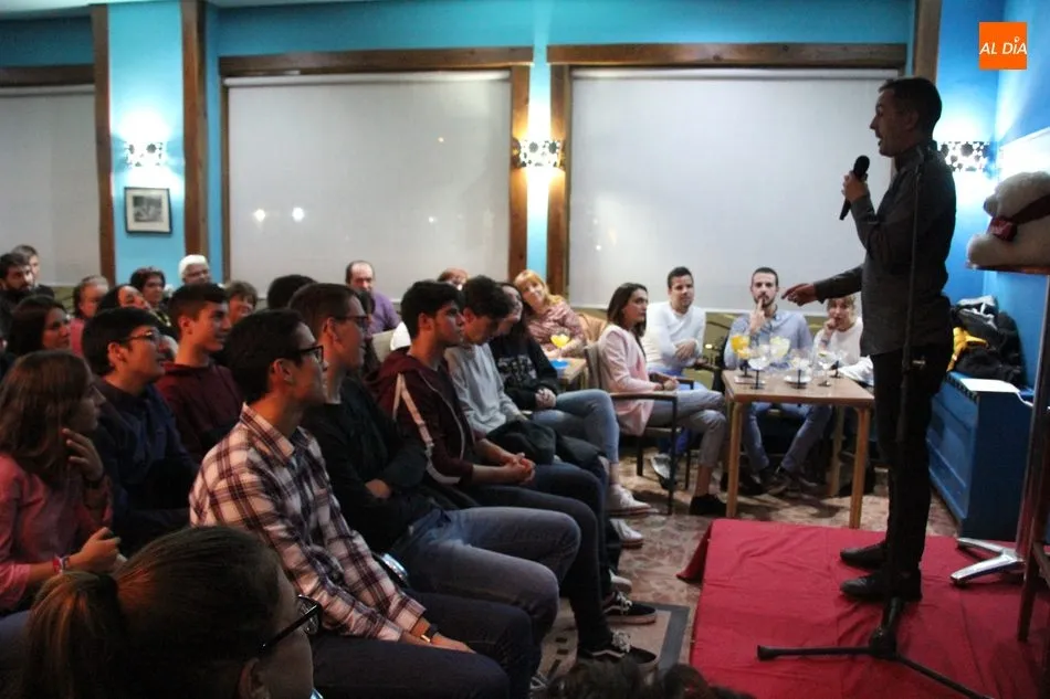Foto 6 - Dani Fontecha pone un excelente broche a los mon&oacute;logos de la Cafeter&iacute;a Imperial  