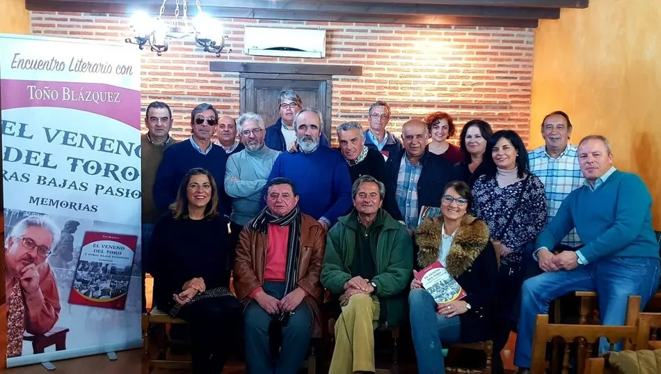 Toño Blázque junto a los asistentes a la presentación, peñistas y aficionados a la tauromaquia