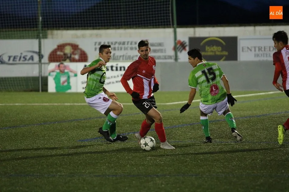Foto 10 - El CD Guijuelo B golea al Pizarrales para evitar descolgarse de la parte alta de la tabla (4-2)